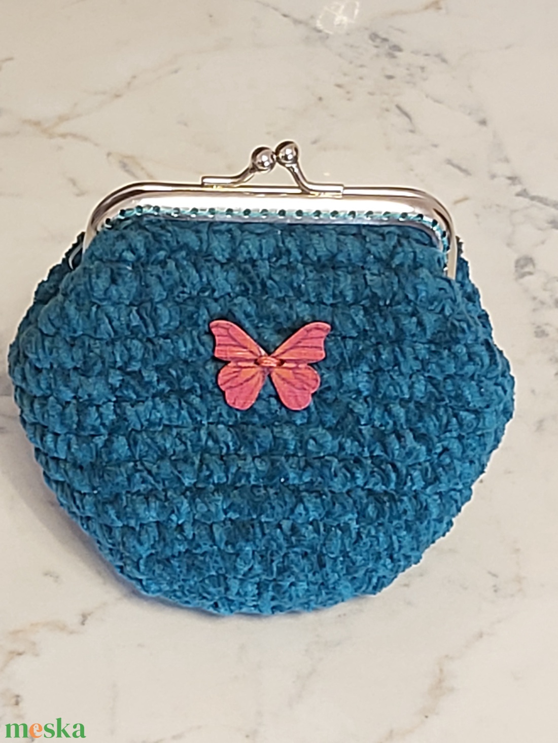 Sötét türkiz zöld horgolt mini csatos pénztárca  - bársonyos zseníliafonaból fa lepke dísszel - táska & tok - pénztárca & más tok - aprópénztartó - Meska.hu