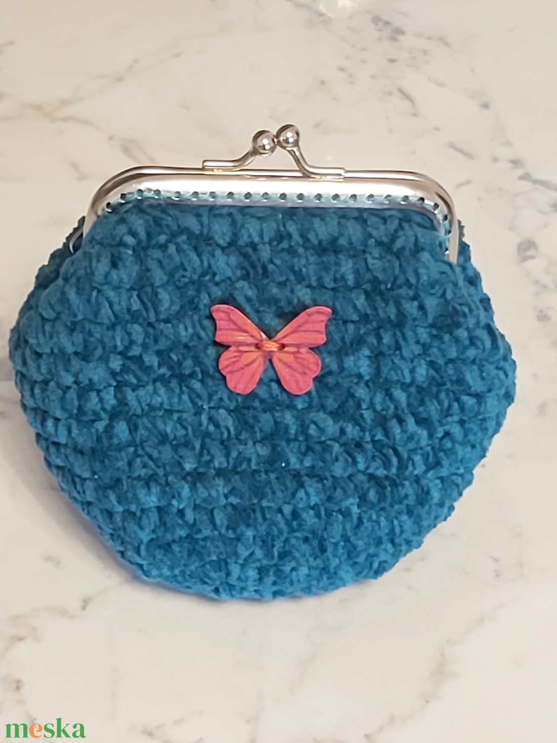 Sötét türkiz zöld horgolt mini csatos pénztárca  - bársonyos zseníliafonaból fa lepke dísszel - táska & tok - pénztárca & más tok - aprópénztartó - Meska.hu