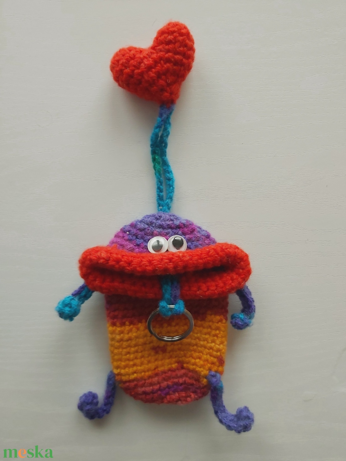 Színátmenetes horgolt vicces szörnyecske kulcstartó, szívvel - táska & tok - kulcstartó & táskadísz - kulcstartó - Meska.hu