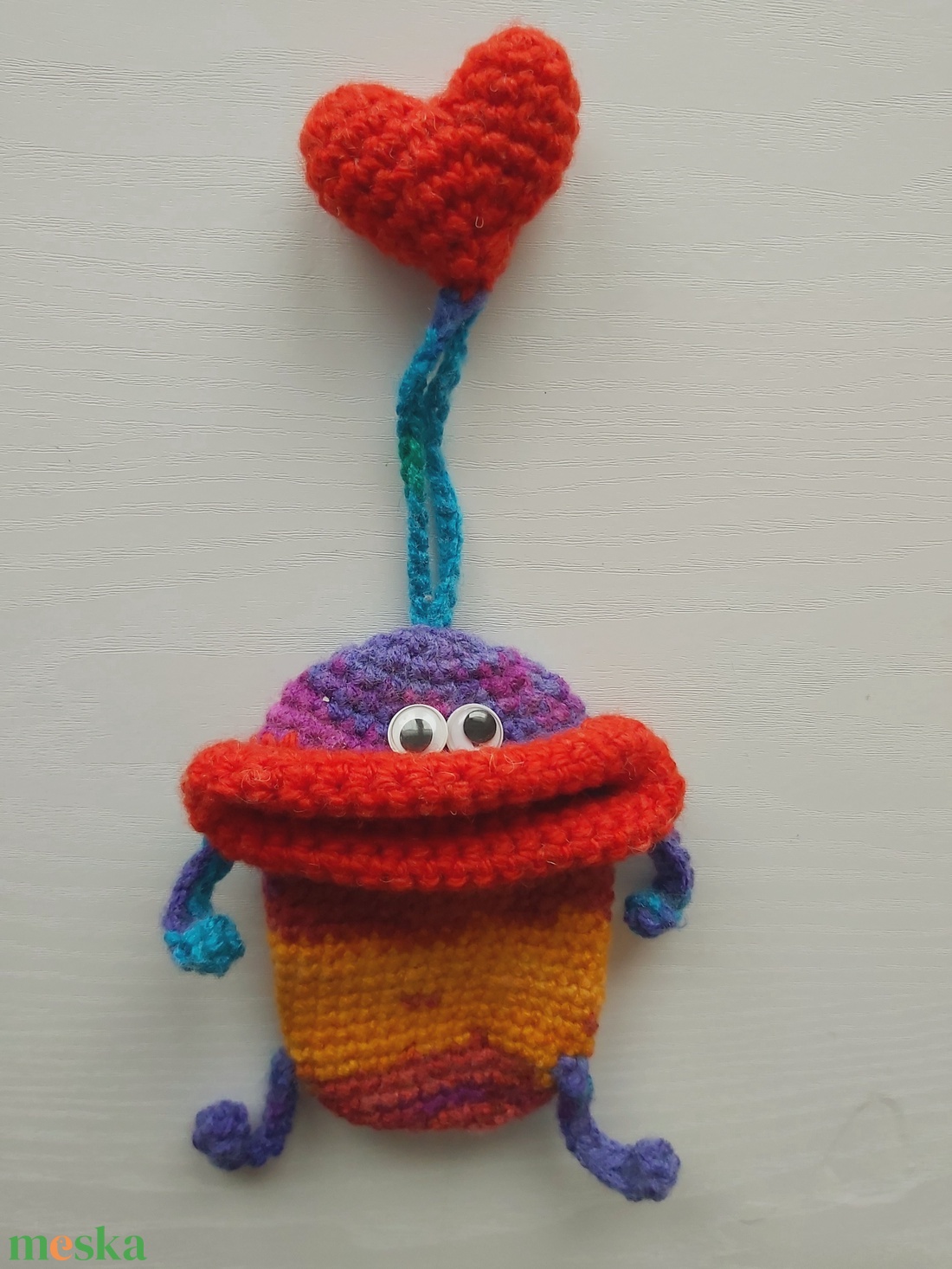 Színátmenetes horgolt vicces szörnyecske kulcstartó, szívvel - táska & tok - kulcstartó & táskadísz - kulcstartó - Meska.hu