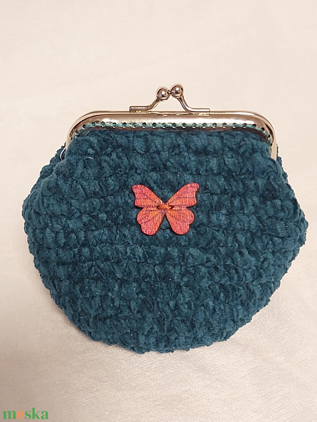 Sötét türkiz zöld horgolt mini csatos pénztárca bársonyos zseníliafonaból lepke dísszel - táska & tok - pénztárca & más tok - aprópénztartó - Meska.hu