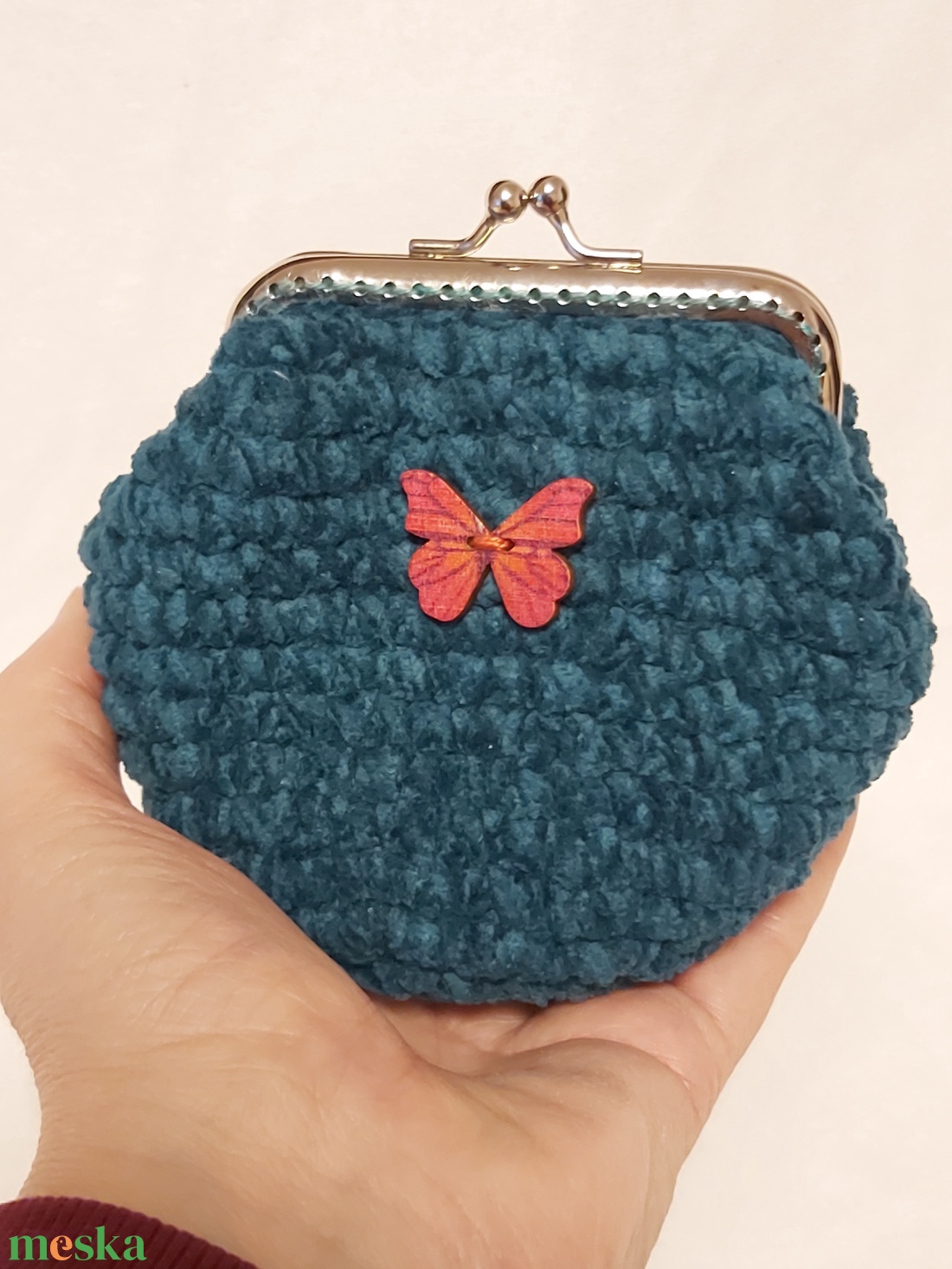 Sötét türkiz zöld horgolt mini csatos pénztárca bársonyos zseníliafonaból lepke dísszel - táska & tok - pénztárca & más tok - aprópénztartó - Meska.hu