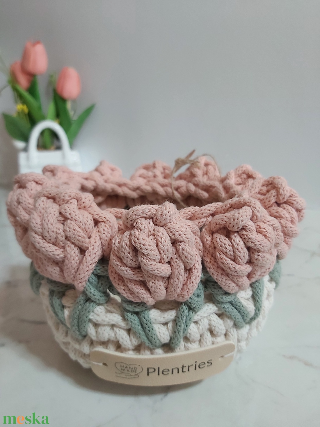 Horgolt tulipános kiskosár - otthon & életmód - dekoráció - asztal és polc dekoráció - dekorációs tál, tartó - Meska.hu