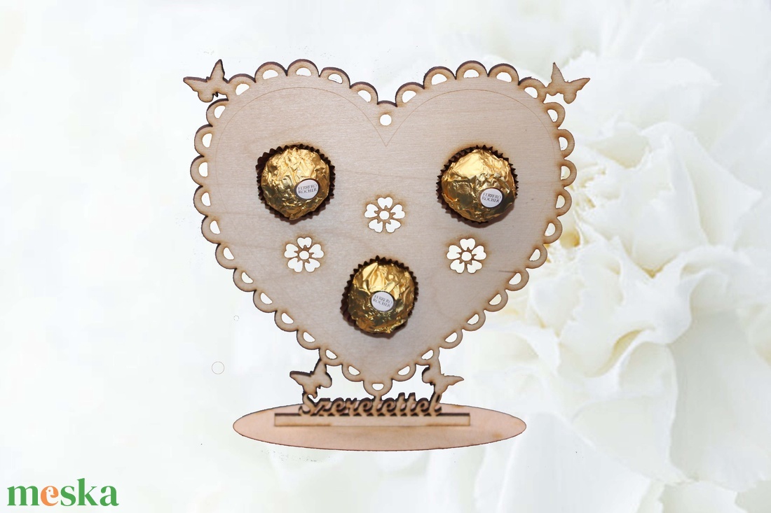 Szív alakú fa ajándék állvány � egyedi gravírozott figyelmesség (PLSZ1504) - esküvő - emlék & ajándék - szülőköszöntő ajándék - Meska.hu