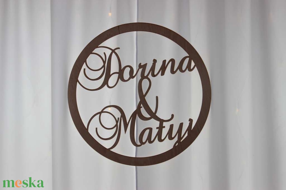 Kör alakú monogramos fa felirat esküvőre � egyedi névvel készült dekoráció (PLT1517) - esküvő - dekoráció - helyszíni dekor - Meska.hu