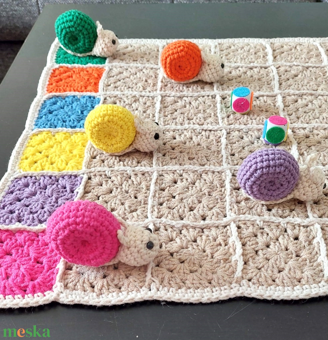 Horgolt társasjáték - csigafutam - játék & sport - táblajáték és kártyajáték - társasjátékok - dobókocka - Meska.hu