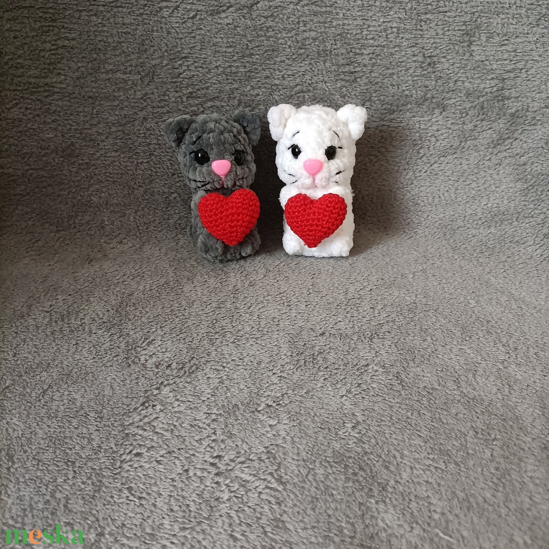 Horgolt cica szívvel - játék & sport - plüssállat & játékfigura - cica - Meska.hu