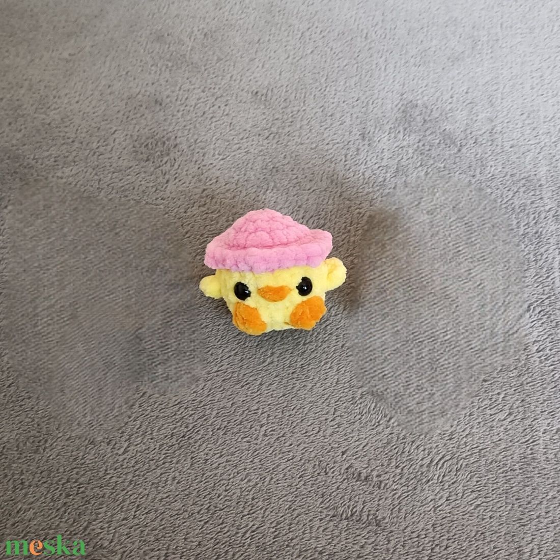 Horgolt sapkás csibe  - ünnepi díszek, dekorációk - húsvéti díszek és dekorációk - húsvéti asztaldíszek - Meska.hu