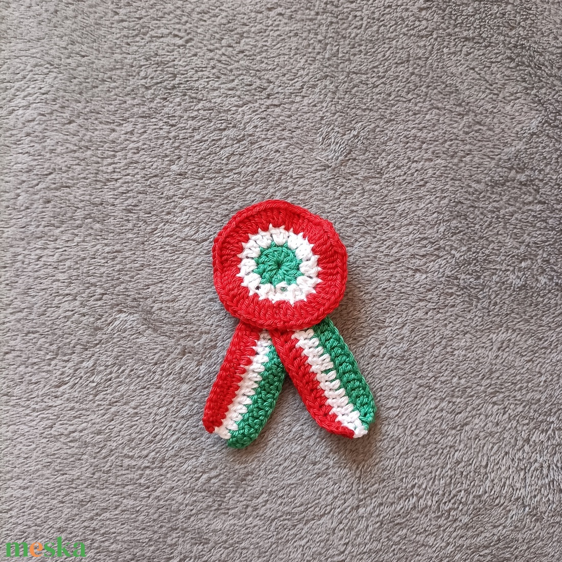 Horgolt kokárda- nagy(10 cm) - esküvő - kiegészítők - kitűző - Meska.hu