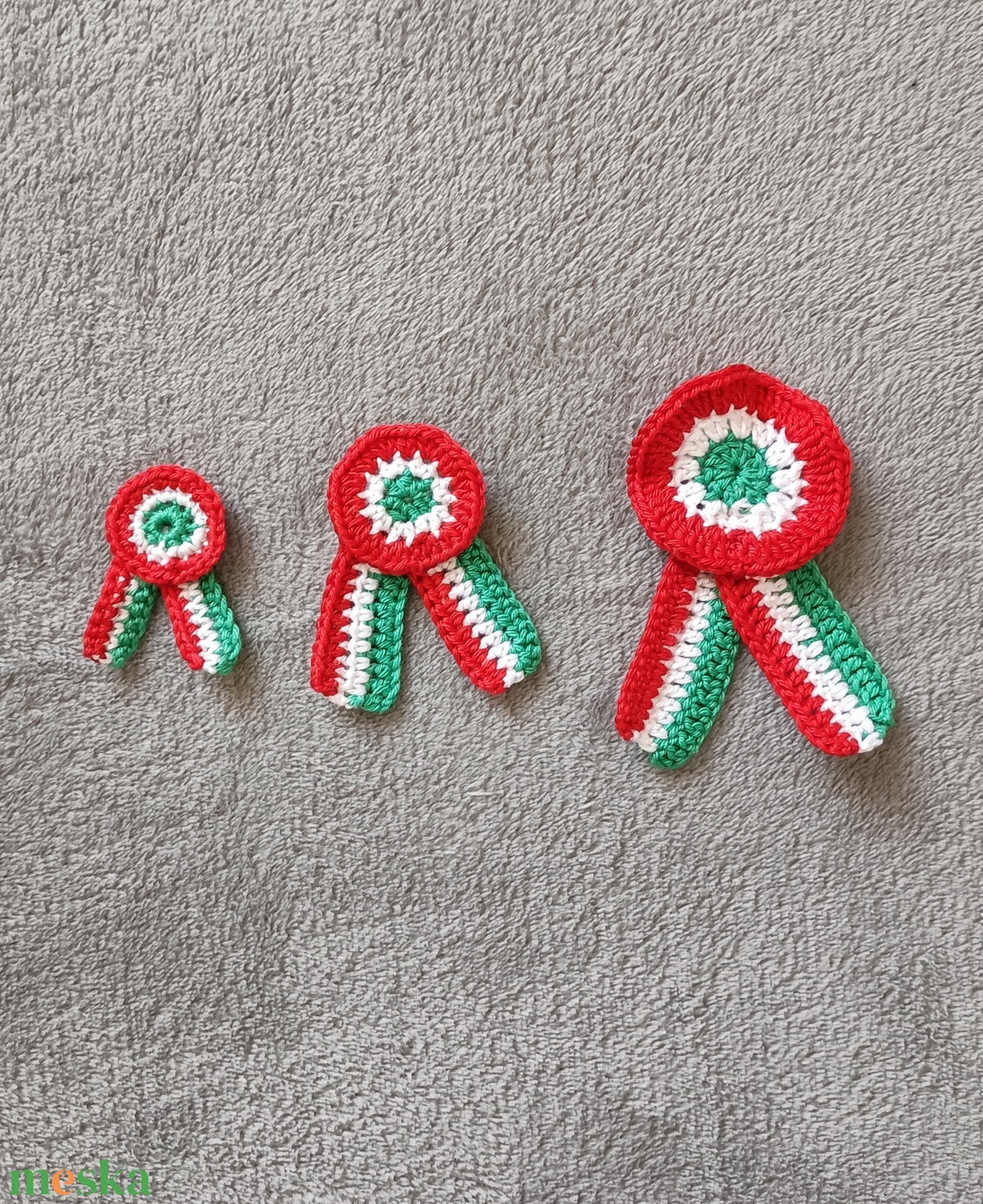 Horgolt kokárda- nagy(10 cm) - esküvő - kiegészítők - kitűző - Meska.hu