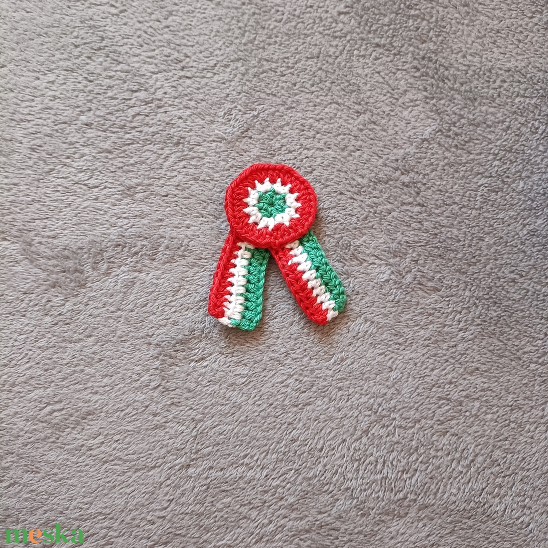 Horgolt kokárda- közepes(7 cm) - esküvő - kiegészítők - kitűző - Meska.hu