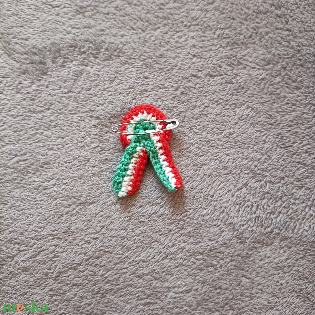 Horgolt kokárda- kicsi(5 cm) - esküvő - kiegészítők - kitűző - Meska.hu