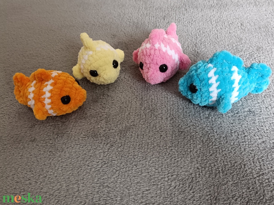 Horgolt színes halacskák  - játék & sport - plüssállat & játékfigura - hal - Meska.hu