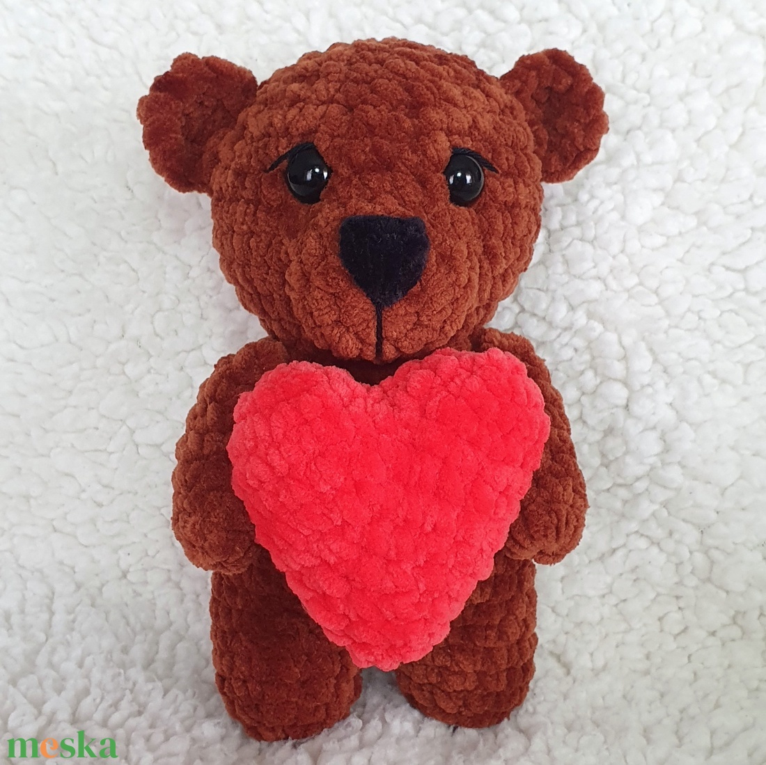 Horgolt amigurumi plüss maci szívvel - játék & sport - plüssállat & játékfigura - maci - Meska.hu