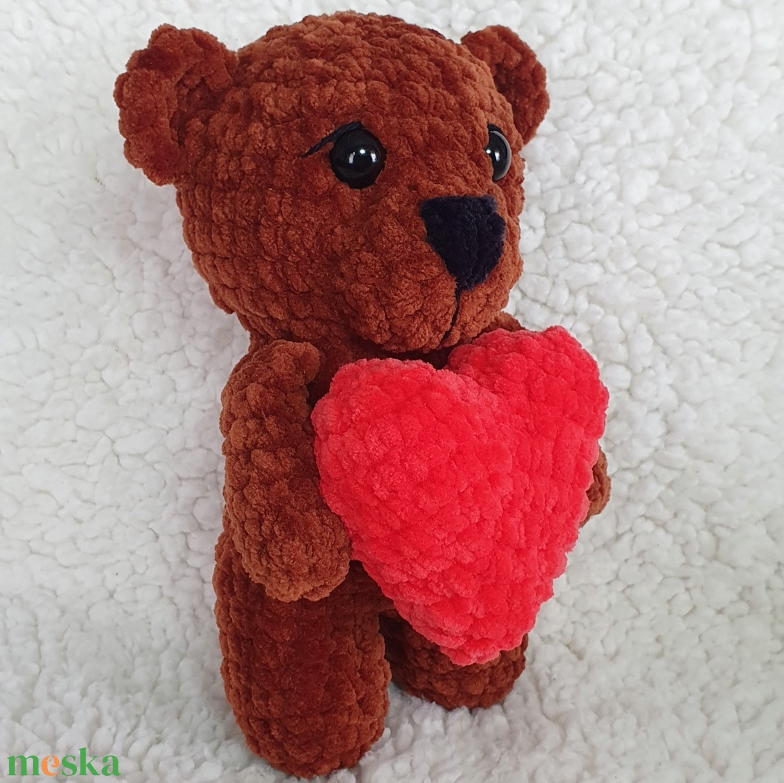 Horgolt amigurumi plüss maci szívvel - játék & sport - plüssállat & játékfigura - maci - Meska.hu