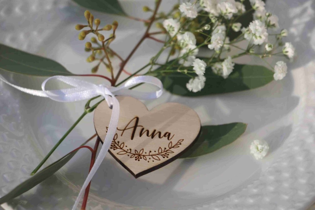 Szív alakú fa névtábla � gravírozott ültetőkártya esküvőhöz - esküvő - emlék & ajándék - köszönőajándék - Meska.hu