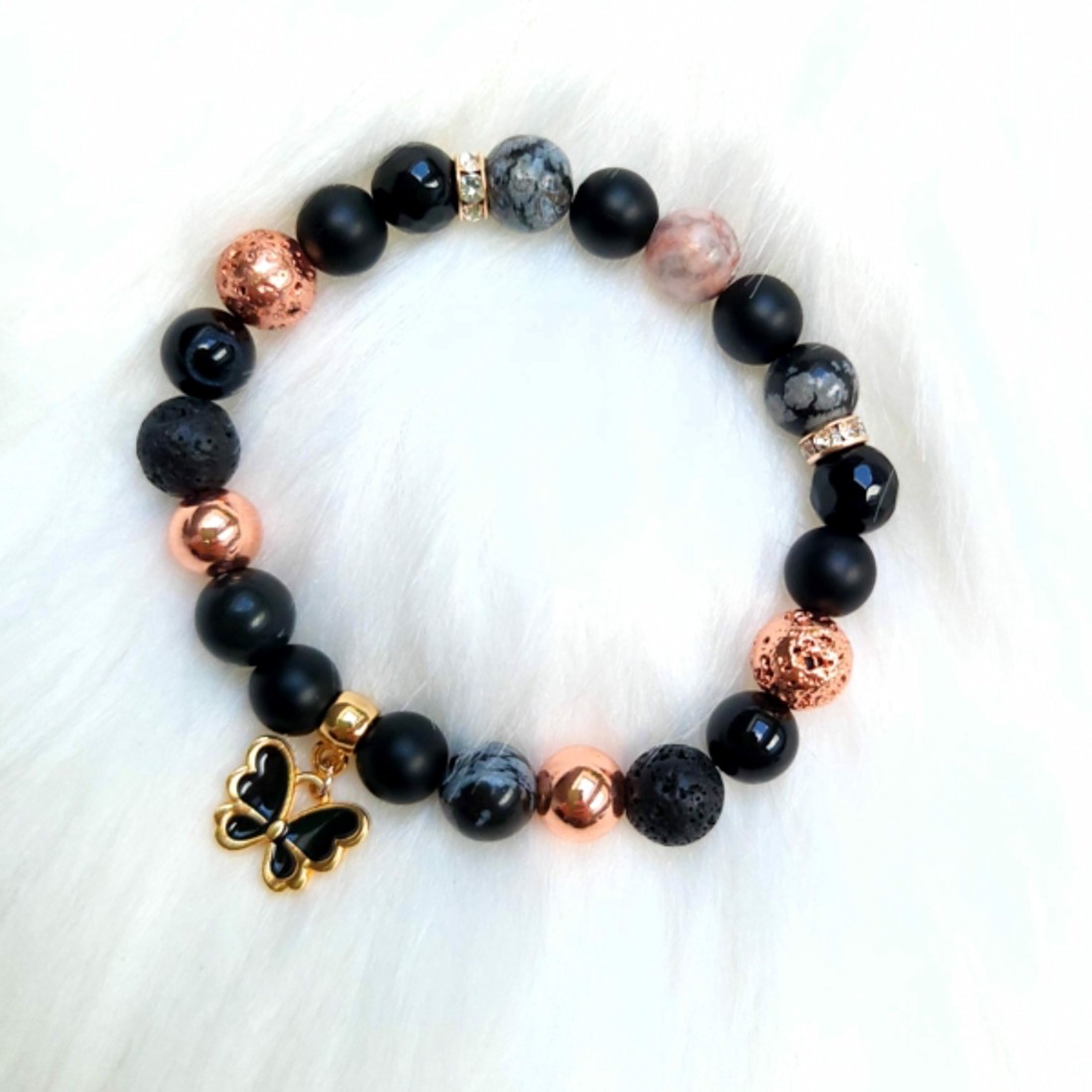 Fekete pillangó ásványkarkötő rosegold díszítéssel - ékszer - karkötő - bogyós karkötő - Meska.hu