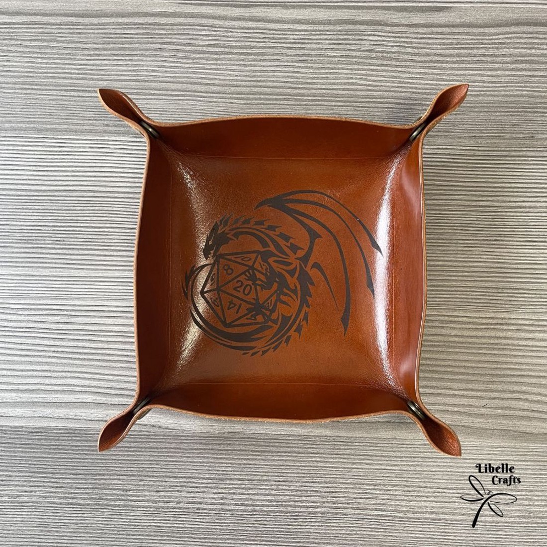 Kocka köré font sárkány motívumos kockadobó tálca - játék & sport - táblajáték és kártyajáték - társasjátékok - dobókocka - Meska.hu