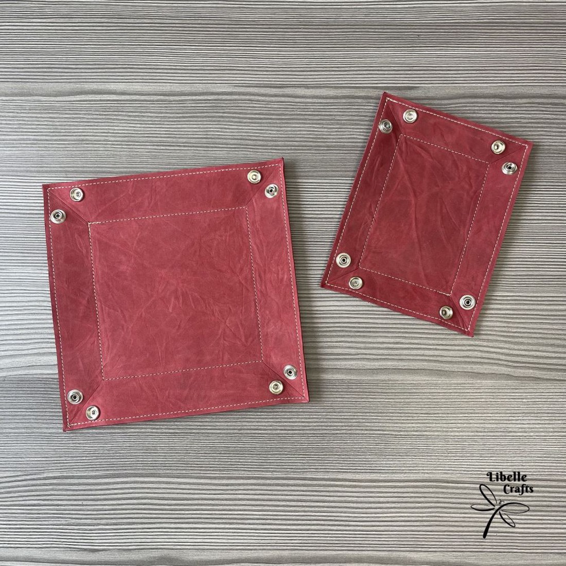 Színes bőr tálca - gyűrt piros - otthon & életmód - dekoráció - asztal és polc dekoráció - dekorációs tál, tartó - Meska.hu