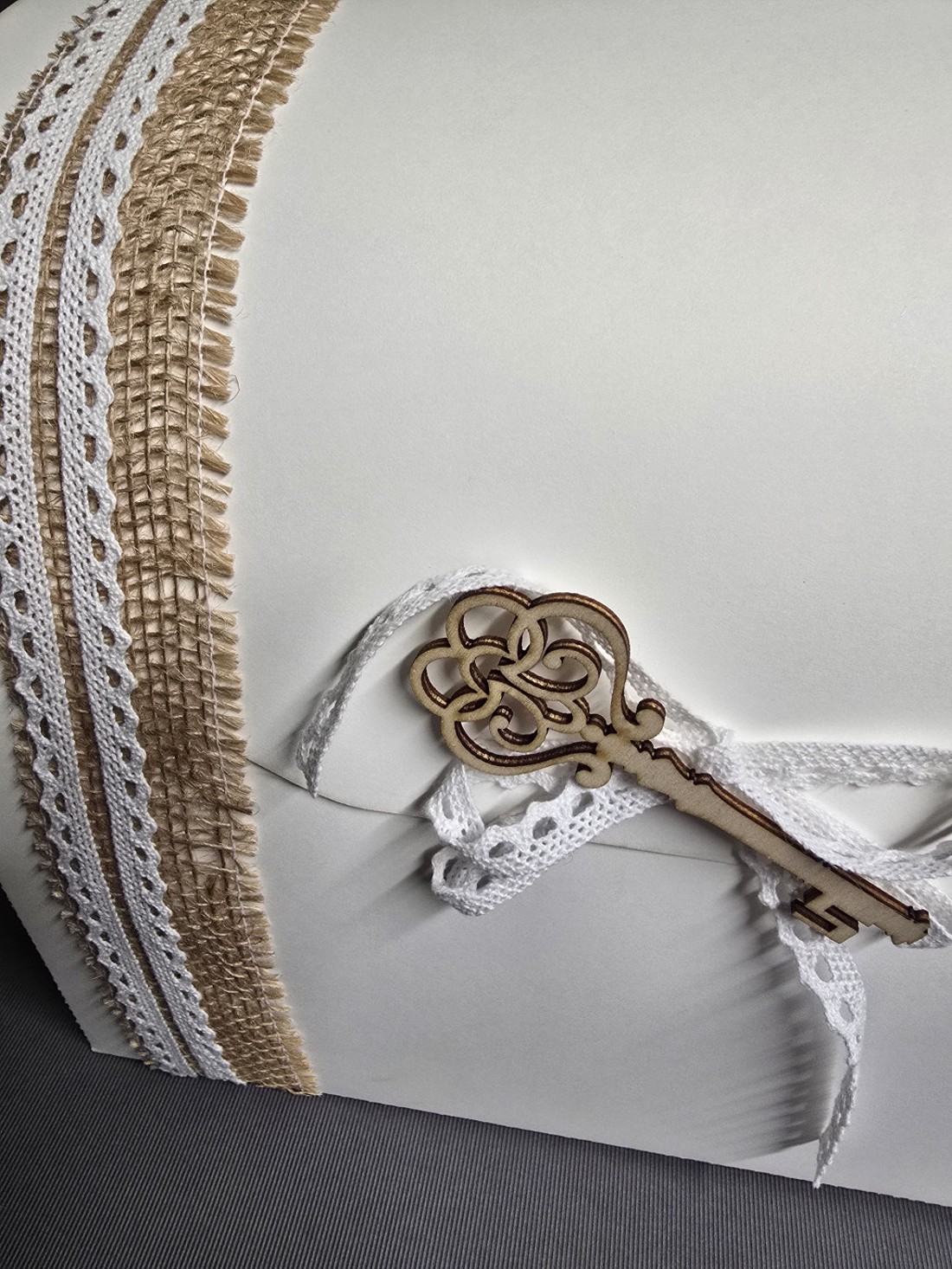 Vintage nászajándékgyűjtő doboz/persely csipkével, jutával és fa rátéttel - esküvő - emlék & ajándék - nászajándék - esküvői pénzátadó doboz - Meska.hu