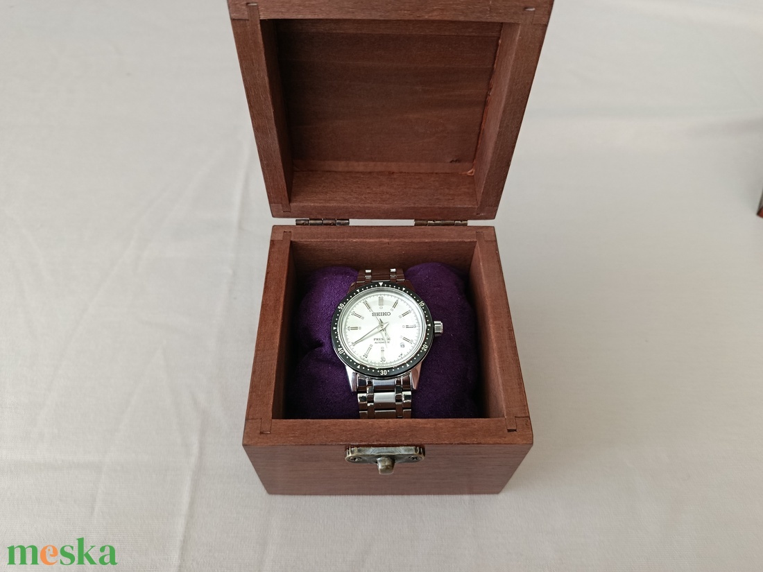 Egyedi óratartó fából, gravírozással - otthon & életmód - dekoráció - asztal és polc dekoráció - díszdoboz - Meska.hu