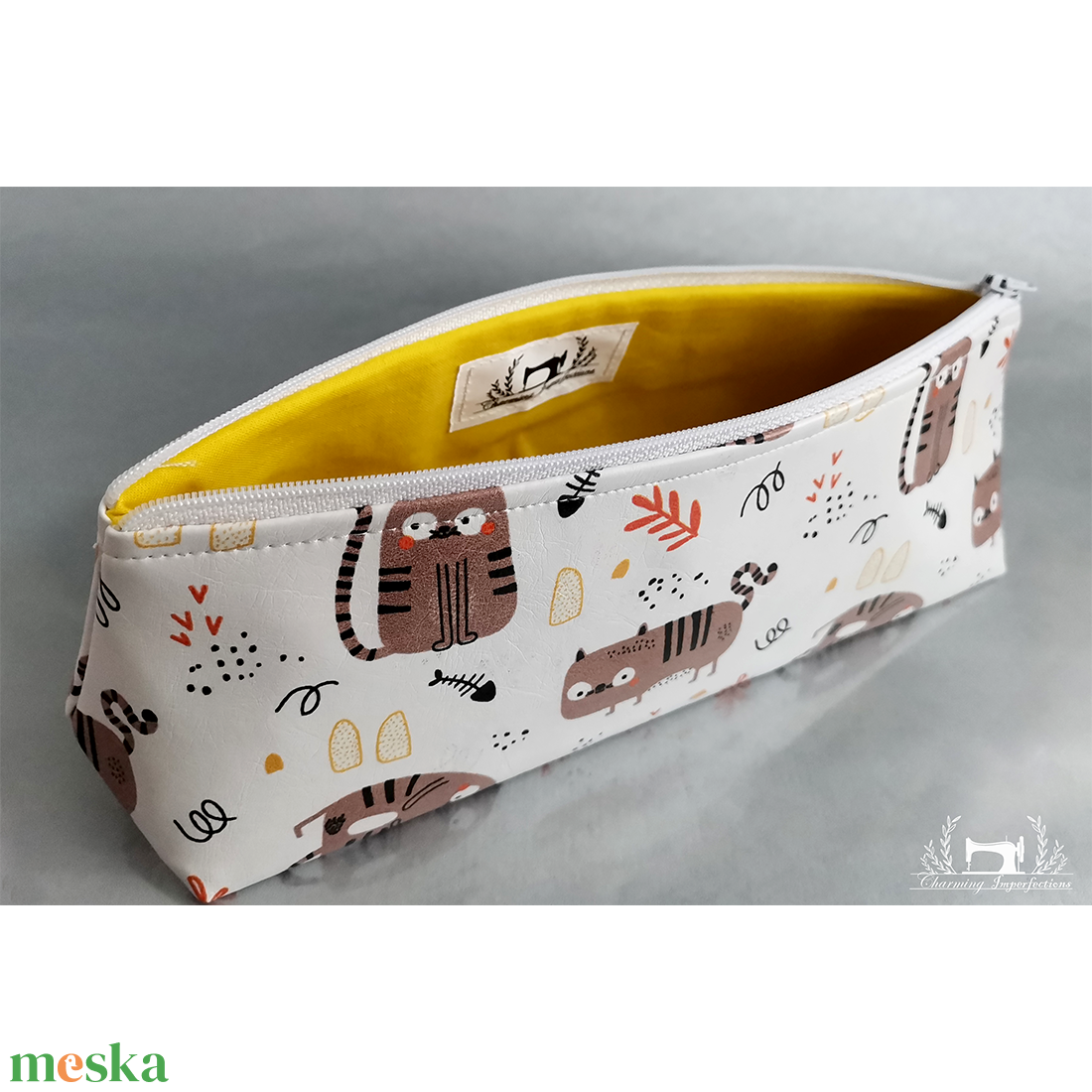 Háromszög formájú neszeszer / sminkes táska / tolltartó - Barna macskák - táska & tok - neszesszer - Meska.hu