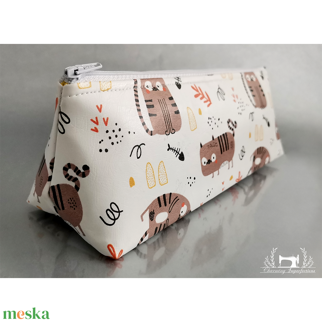Háromszög formájú neszeszer / sminkes táska / tolltartó - Barna macskák - táska & tok - neszesszer - Meska.hu