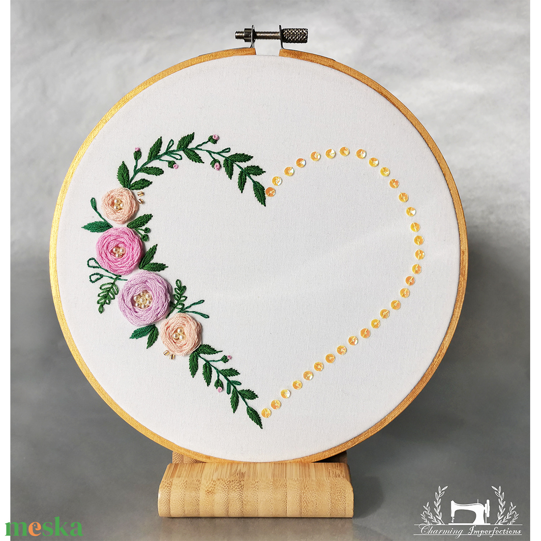 Virágos szív  - hímzőkeret dekoráció - otthon & életmód - dekoráció - fali és függő dekoráció - falra akasztható dekor - Meska.hu