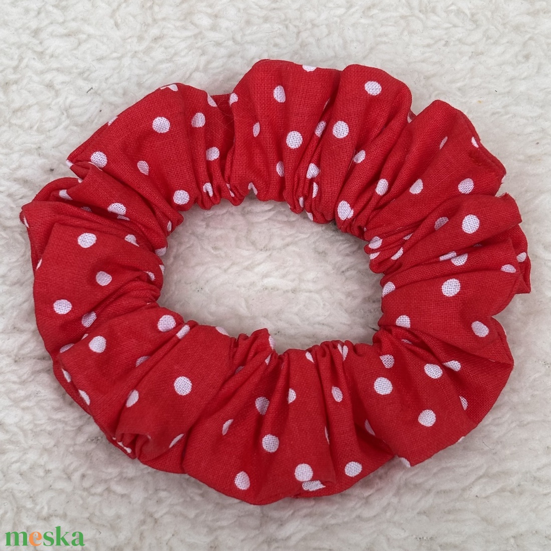 Piros pöttyös hajgumi-scrunchie - ruha & divat - hajdísz & hajcsat - hajgumi - Meska.hu