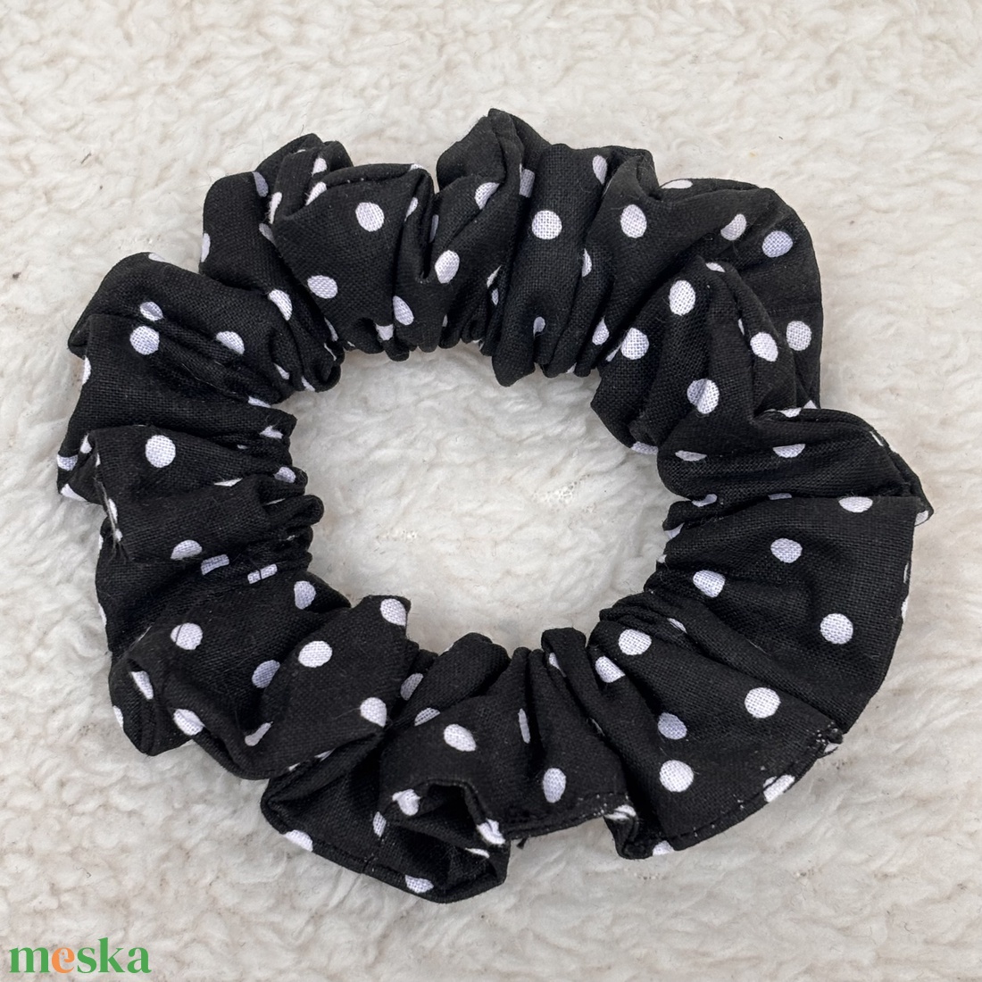 Fekete pöttyös hajgumi-scrunchie - ruha & divat - hajdísz & hajcsat - hajgumi - Meska.hu