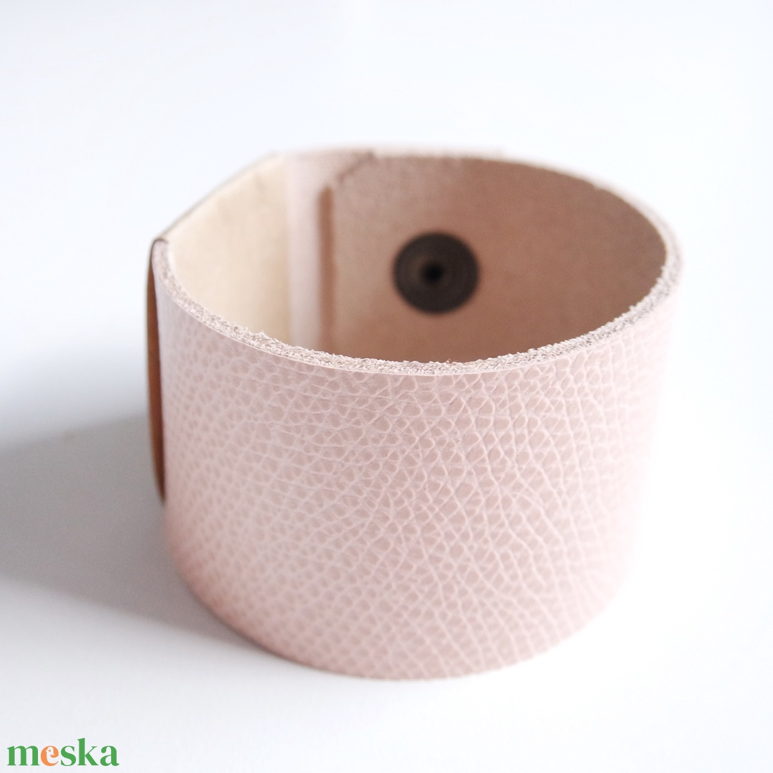 Sand Salmon Középszéles bőr karkötő - ékszer - karkötő - széles karkötő - Meska.hu