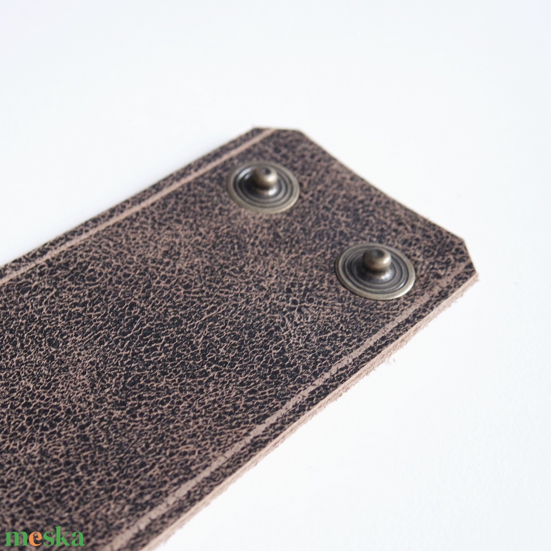 MARSABIT Patentos bőr karkötő - 5 cm széles - Sötétbarna marhabőr karpánt - ékszer - karkötő - széles karkötő - Meska.hu