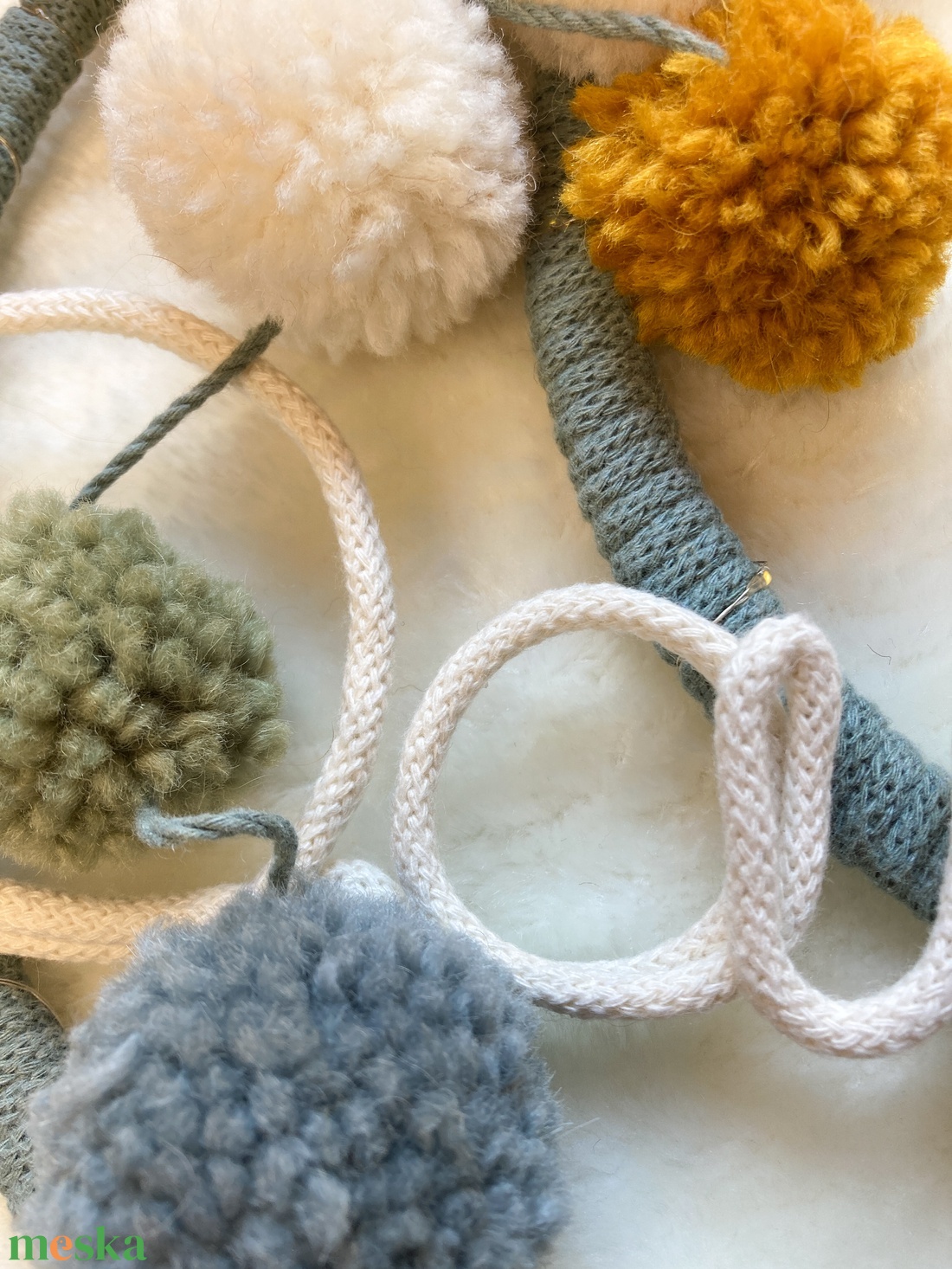 Névre szóló pompom hold falidísz, éjszakai világítás - pompon holdacska éjjeli fény, Ajándék dísz névvel - otthon & életmód - babaszoba, gyerekszoba - babaszoba dekoráció - Meska.hu