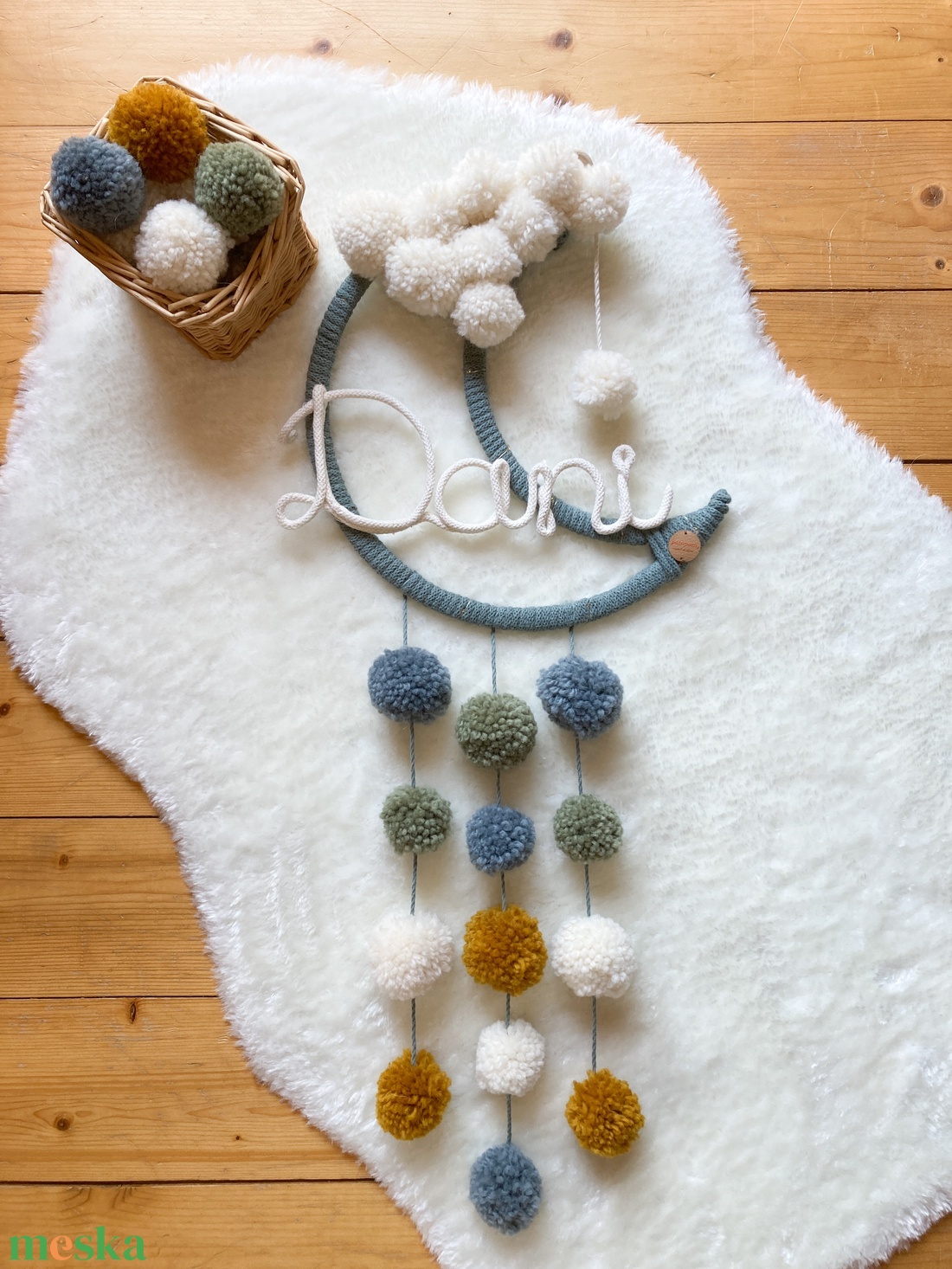 Névre szóló pompom hold falidísz, éjszakai világítás - pompon holdacska éjjeli fény, Ajándék dísz névvel - otthon & életmód - babaszoba, gyerekszoba - babaszoba dekoráció - Meska.hu