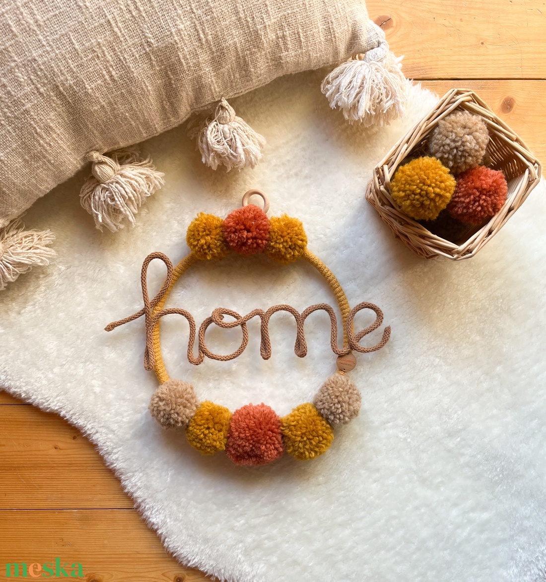 HOME Pompom kopogtató, ajtódísz, fali dekoráció, pompom fali dísz, pomponos dísz - otthon & életmód - dekoráció - ajtó- és ablak dekoráció - ajtódísz & kopogtató - Meska.hu
