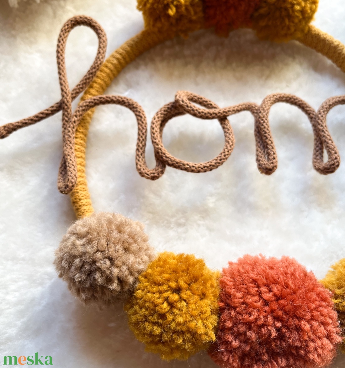 HOME Pompom kopogtató, ajtódísz, fali dekoráció, pompom fali dísz, pomponos dísz - otthon & életmód - dekoráció - ajtó- és ablak dekoráció - ajtódísz & kopogtató - Meska.hu