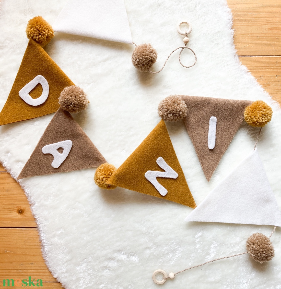Gyapjúfilc zászló girland egyedi név felirattal pompom díszítéssel - Névre szóló pompon zászló füzér - Ajándék névvel - otthon & életmód - babaszoba, gyerekszoba - babaszoba dekoráció - Meska.hu