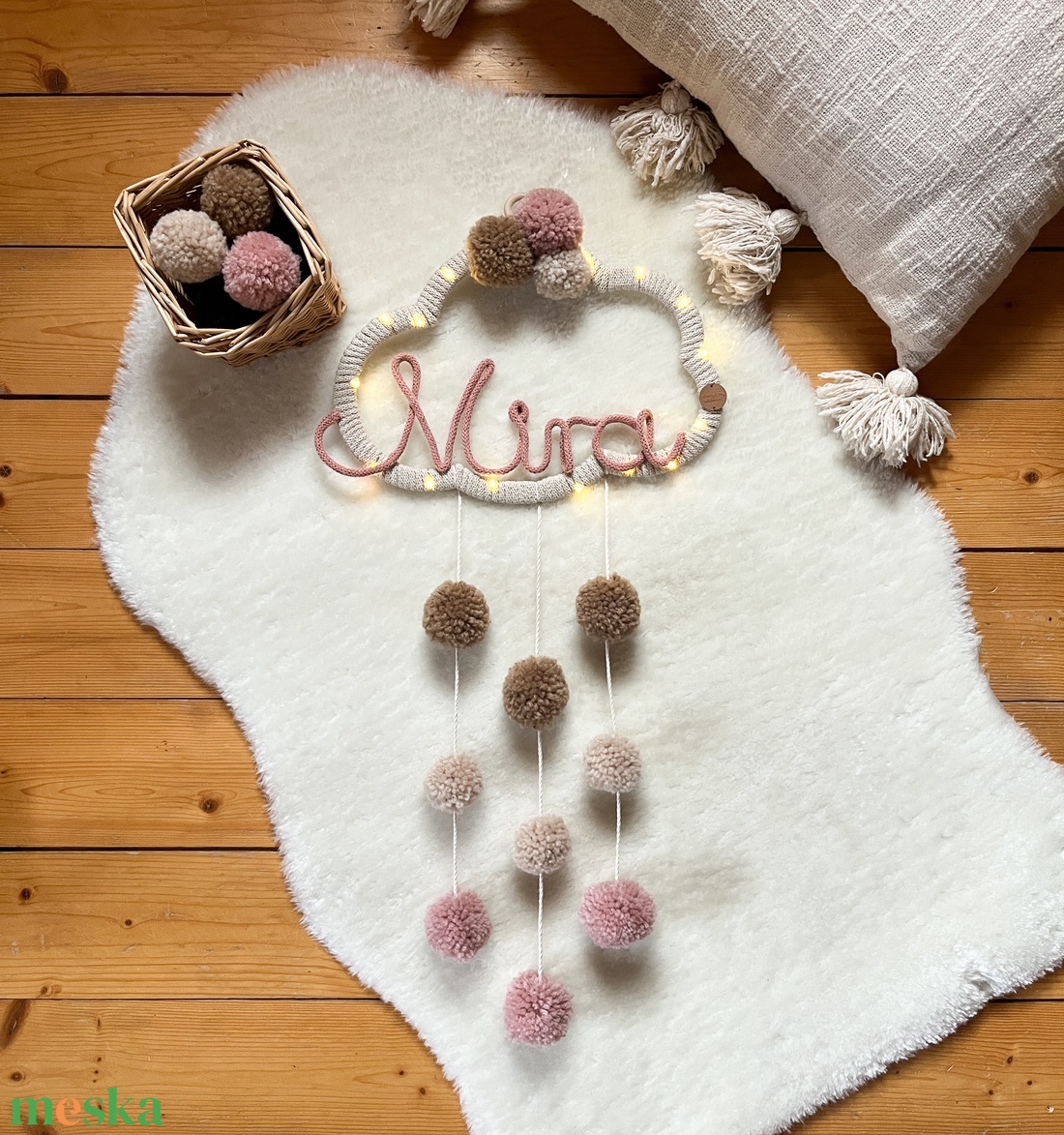Világító felhő fali dísz névvel, pompom éjszakai lámpa, éjjeli világítás - pompon felhőcske éjjeli fény, Ajándék névvel - otthon & életmód - babaszoba, gyerekszoba - babaszoba dekoráció - Meska.hu