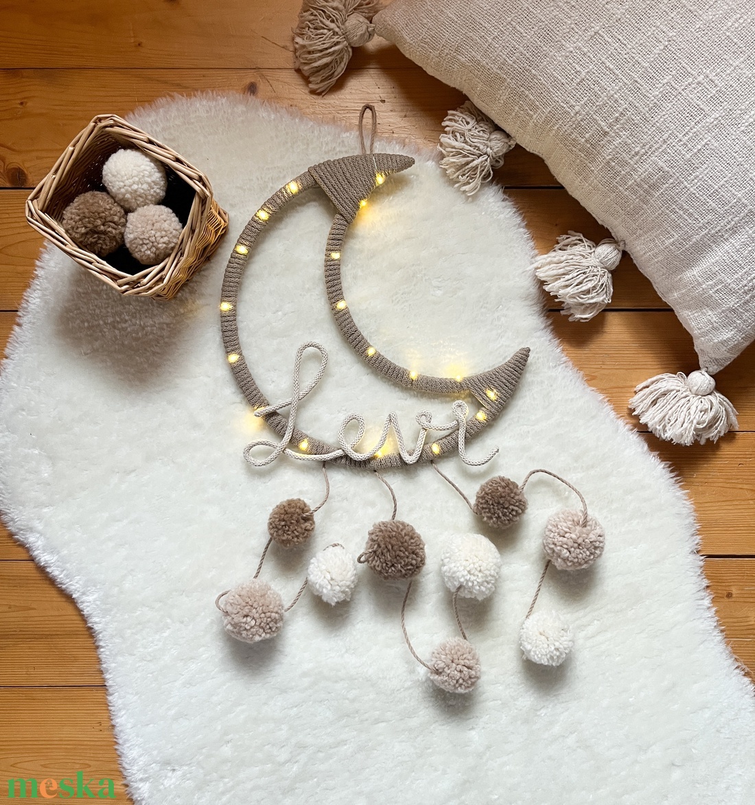 Világító hold fali dísz névvel, pompom éjszakai lámpa, éjjeli világítás - pompon hold éjjeli fény, Ajándék névvel - otthon & életmód - babaszoba, gyerekszoba - babaszoba dekoráció - Meska.hu