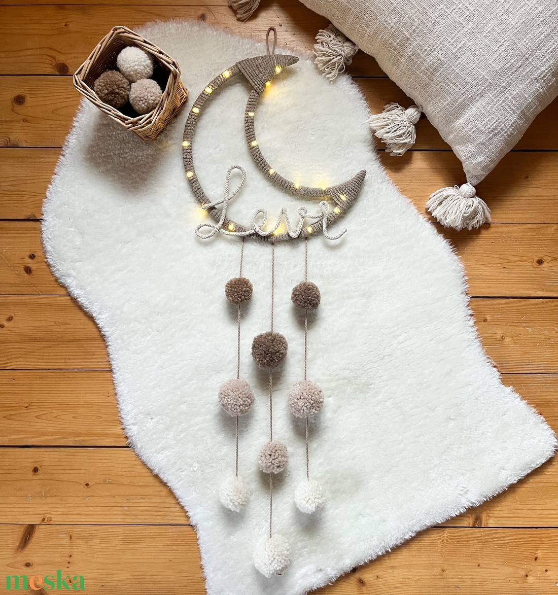 Világító hold fali dísz névvel, pompom éjszakai lámpa, éjjeli világítás - pompon hold éjjeli fény, Ajándék névvel - otthon & életmód - babaszoba, gyerekszoba - babaszoba dekoráció - Meska.hu