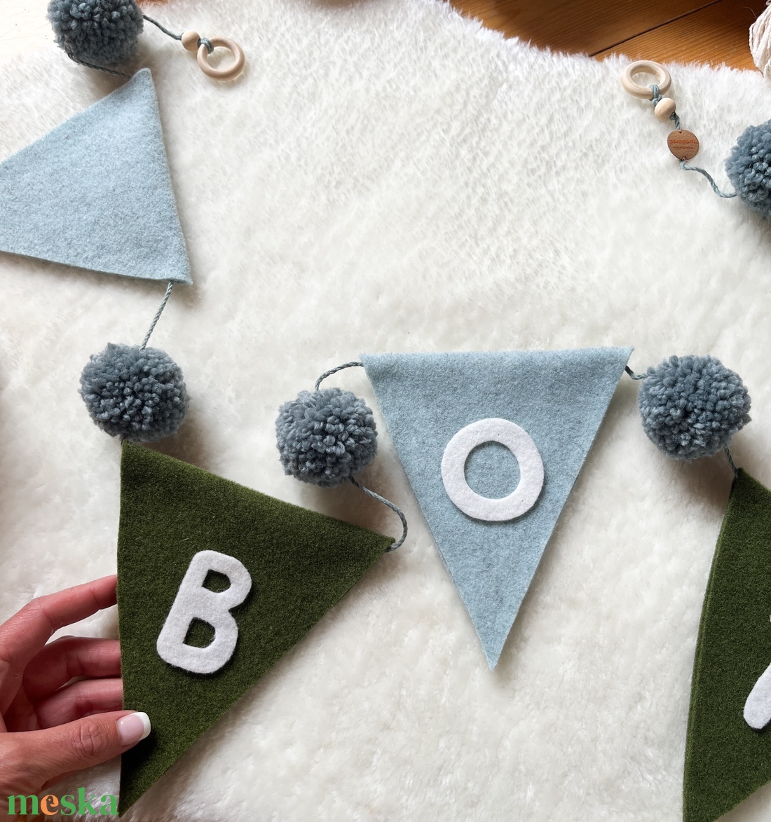 Gyapjúfilc ZÁSZLÓ GIRLAND egyedi név felirattal pompom díszítéssel - Pompon zászló füzér névvel - Névre szóló ajándék - otthon & életmód - babaszoba, gyerekszoba - babaszoba dekoráció - Meska.hu