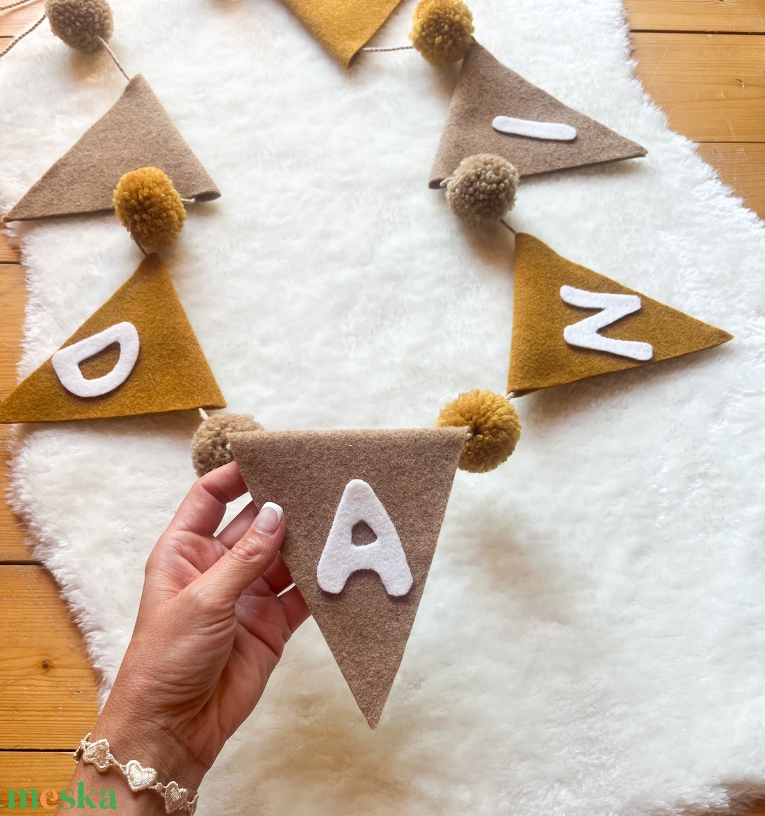 Gyapjúfilc zászlófüzér egyedi név felirattal pompom díszítéssel - Pompon zászló girland névvel - Névre szóló ajándék - otthon & életmód - babaszoba, gyerekszoba - babaszoba dekoráció - Meska.hu