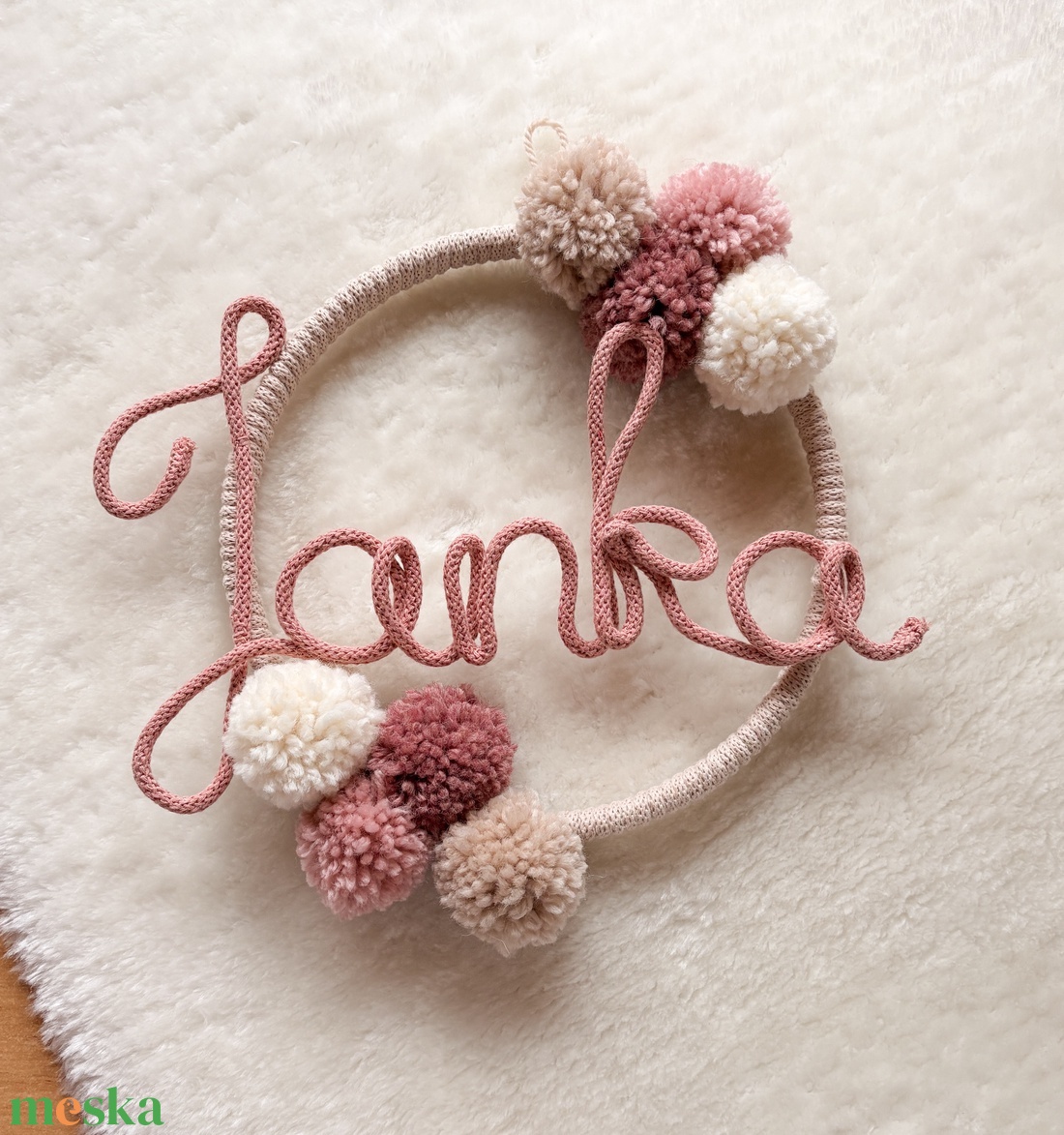 Névre szóló fali dekoráció -Pompom kopogtató, ajtódísz névvel - Pompom, pompon ajándék név felirattal - baba - mama - babaszoba dekoráció - babanév dekoráció - Meska.hu