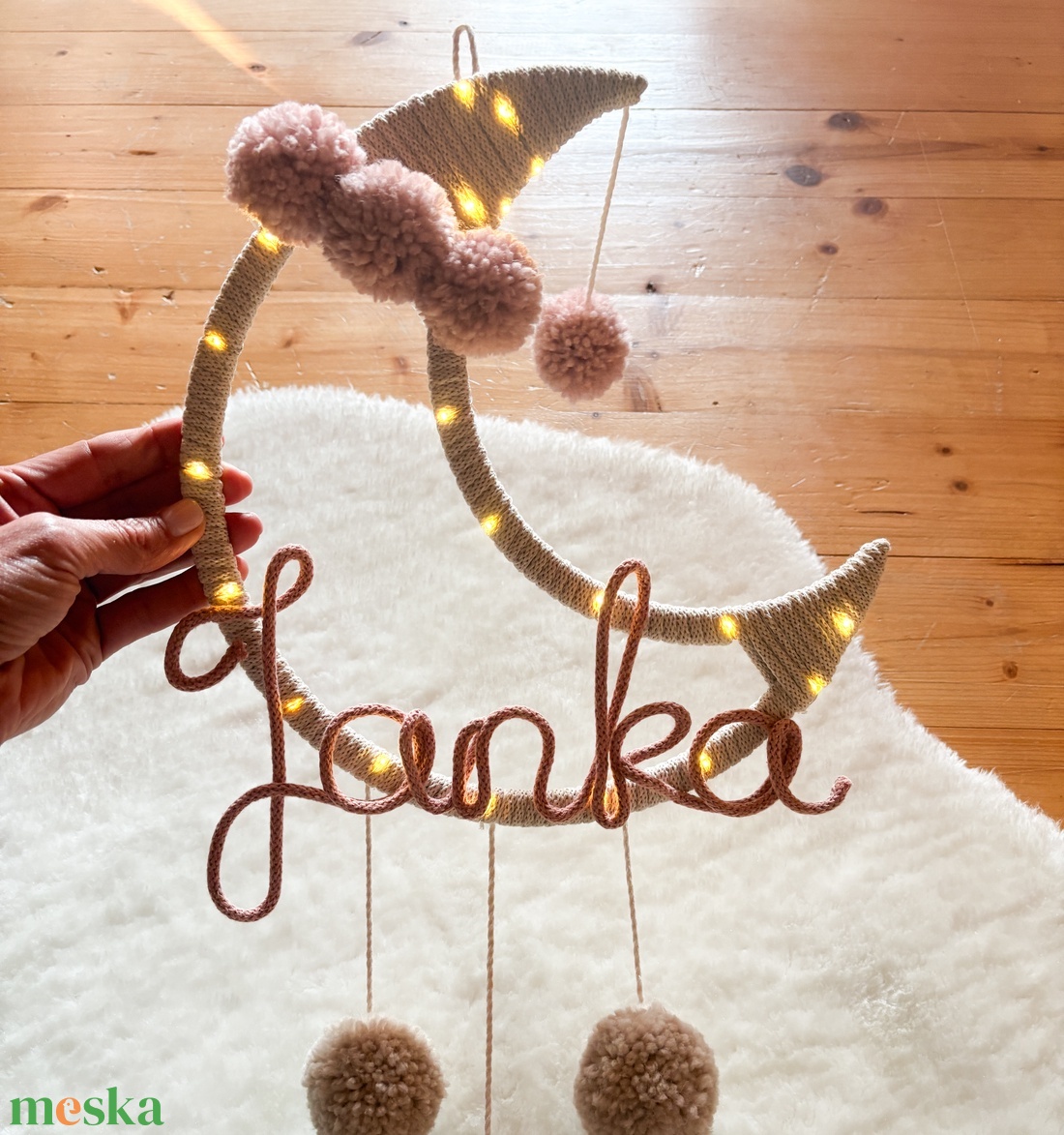 Névre szóló HOLD éjjeli fény - Pompom éjszakai világítás fali dekoráció - Világító pompon falidísz - Egyedi ajándék - baba - mama - babaszoba dekoráció - éjszakai fény - Meska.hu