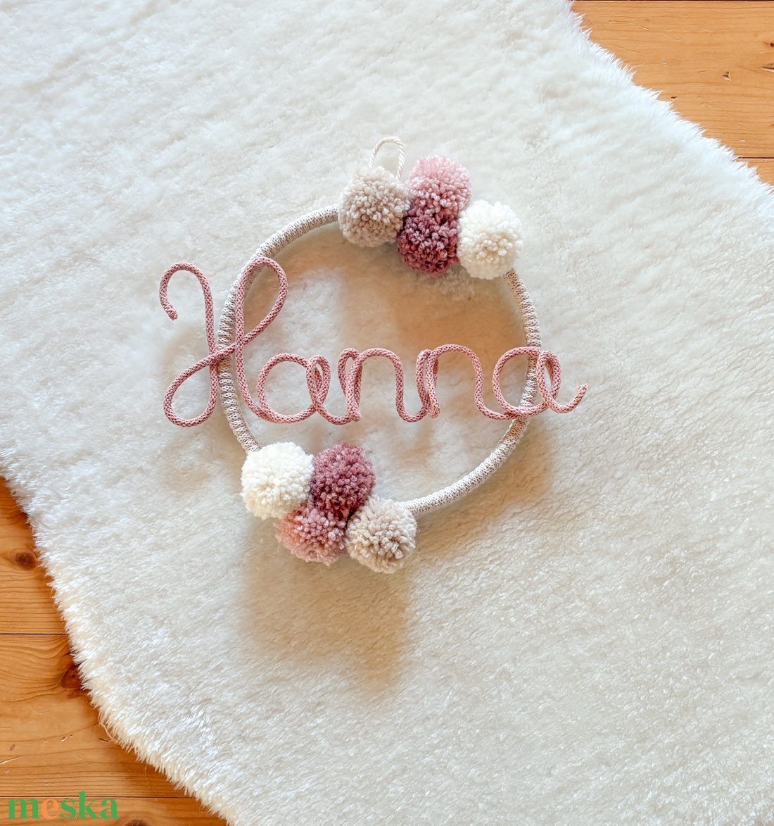 Névre szóló fali dekoráció -Pompom kopogtató, ajtódísz névvel - Pompom, pompon ajándék név felirattal - baba - mama - babaszoba dekoráció - babanév dekoráció - Meska.hu