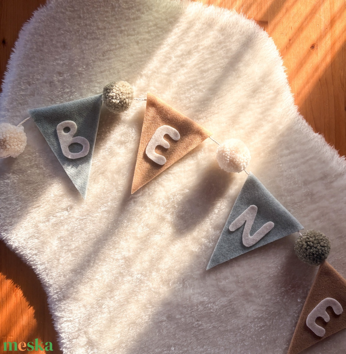 Gyapjúfilc zászlófüzér egyedi név felirattal pompom díszítéssel - Pompon zászló girland névvel - Névre szóló ajándék - baba - mama - babaszoba dekoráció - babaszoba füzér, girland  - Meska.hu