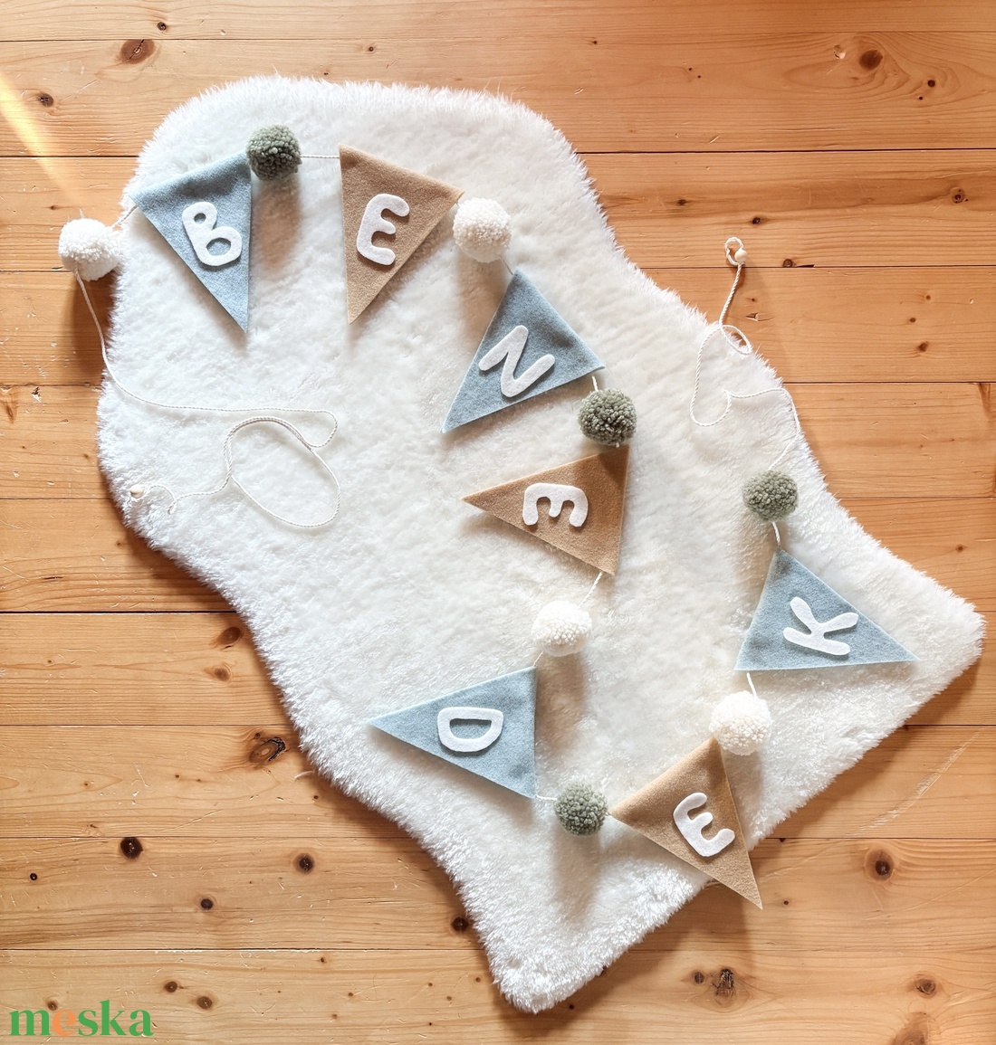 Gyapjúfilc zászlófüzér egyedi név felirattal pompom díszítéssel - Pompon zászló girland névvel - Névre szóló ajándék - baba - mama - babaszoba dekoráció - babaszoba füzér, girland  - Meska.hu