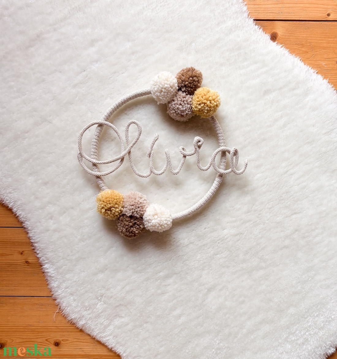 Névre szóló fali dekoráció -Pompom kopogtató, ajtódísz névvel - Pompom, pompon ajándék név felirattal - baba - mama - babaszoba dekoráció - babanév dekoráció - Meska.hu