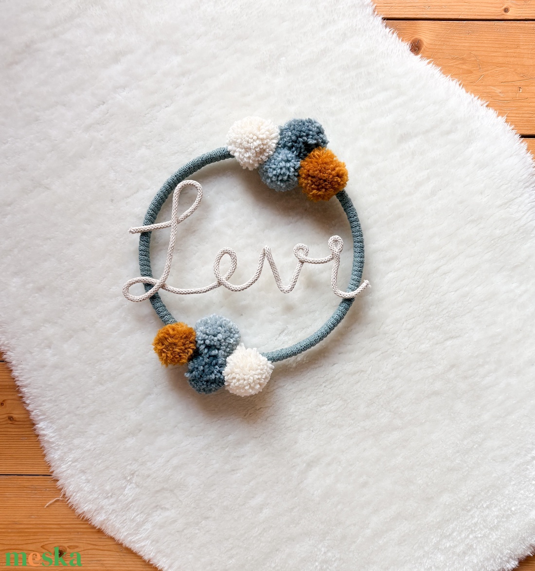 Névre szóló fali dekoráció -Pompom kopogtató, ajtódísz névvel - Pompom, pompon ajándék név felirattal - baba - mama - babaszoba dekoráció - babanév dekoráció - Meska.hu