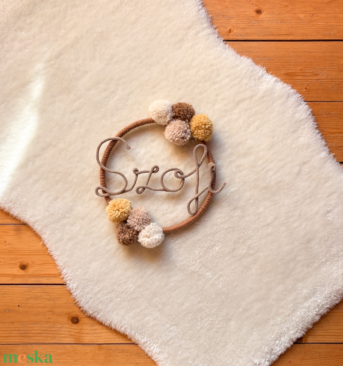 Névre szóló fali dekoráció -Pompom kopogtató, ajtódísz névvel - Pompom, pompon ajándék név felirattal - baba - mama - babaszoba dekoráció - babanév dekoráció - Meska.hu